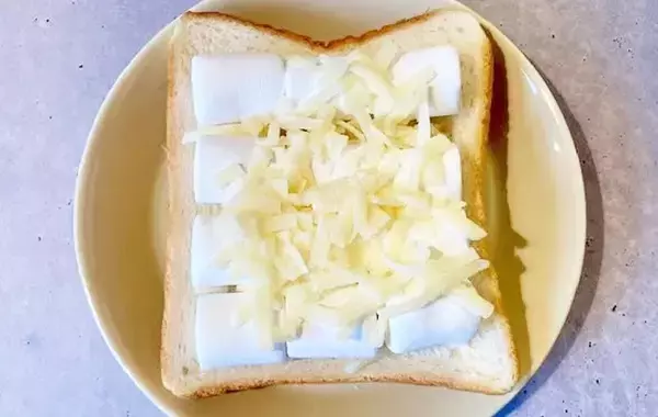 「雪だるまみたい！」　食パンに12個のせて焼くと…甘じょっぱさがクセになる一品が完成