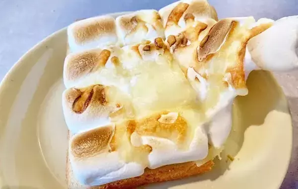 「雪だるまみたい！」　食パンに12個のせて焼くと…甘じょっぱさがクセになる一品が完成