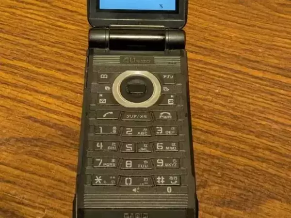 起動したガラケーの液晶画面　8万人が涙したワケに「あの頃に戻れる」「エモい」