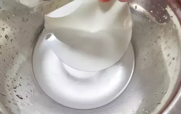 余ったシチューに餃子の皮を被せて…　あっという間に完成する一品に、食べた夫が絶賛