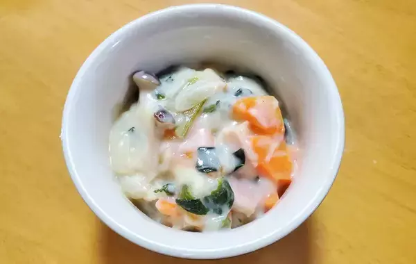 余ったシチューに餃子の皮を被せて…　あっという間に完成する一品に、食べた夫が絶賛