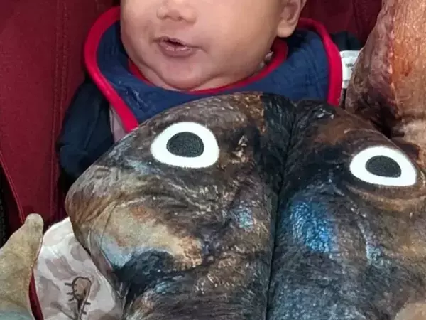 道行く人が「でっか！」　ベビーカーに乗っていたのは赤ちゃんと…「笑い止まらん」「大物ゲットだね」