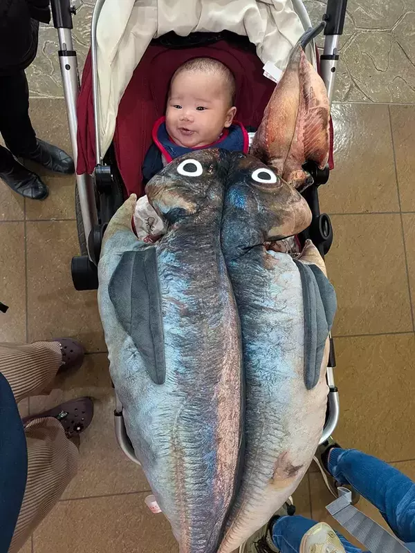 道行く人が「でっか！」　ベビーカーに乗っていたのは赤ちゃんと…「笑い止まらん」「大物ゲットだね」