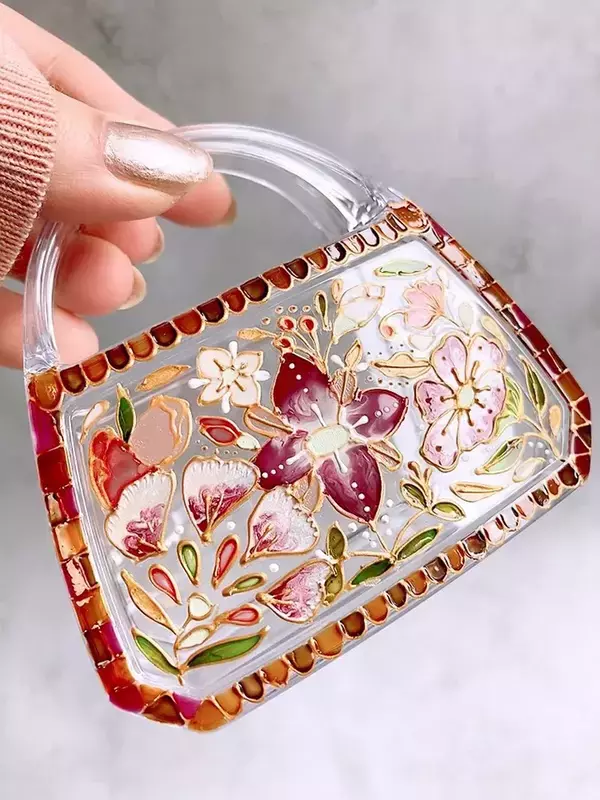 100均のケースに、花を描くと？　完成写真に「高級感がすごい」「ものすごいお宝に見える」