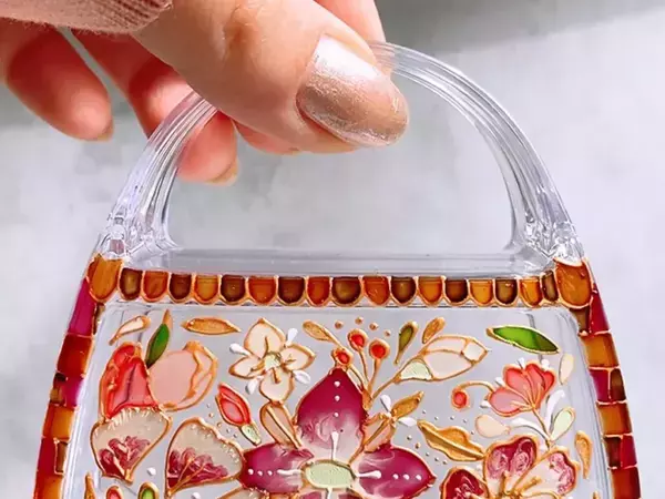 100均のケースに、花を描くと？　完成写真に「高級感がすごい」「ものすごいお宝に見える」