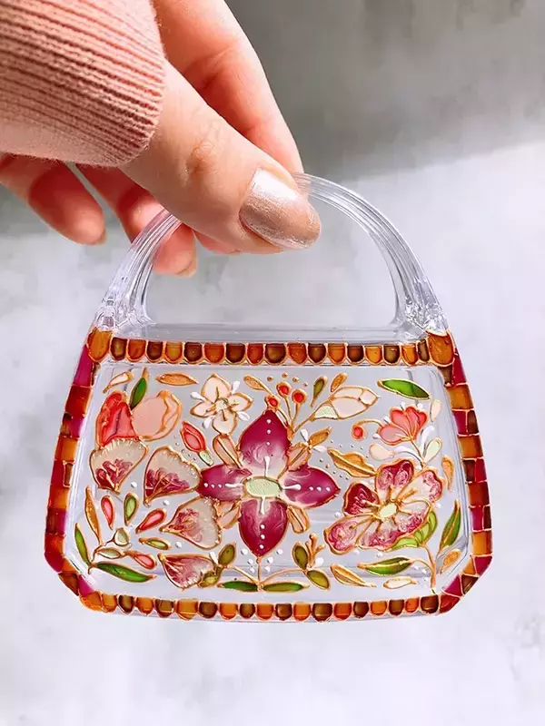 100均のケースに、花を描くと？　完成写真に「高級感がすごい」「ものすごいお宝に見える」