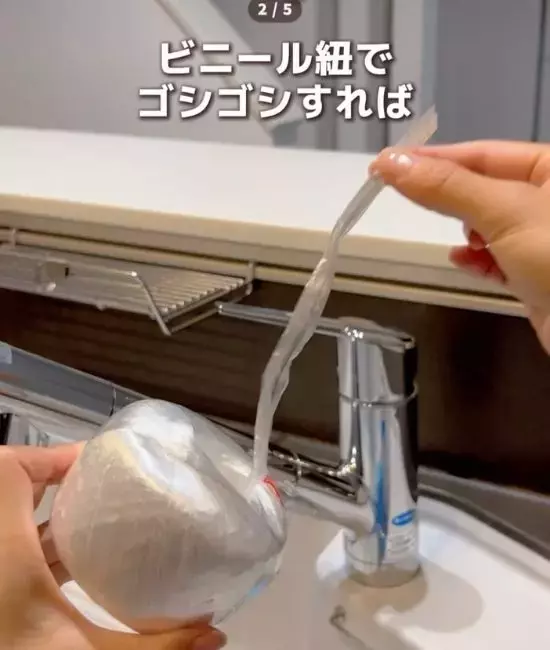 サボりがちなお風呂の排水口掃除　ストローを使うと…　「すごい」「試したい」