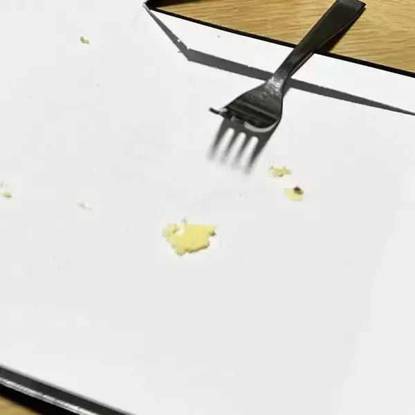 犬の前でケーキを切り分け　飼い主がふと横を見ると？「そっち！？」「賢さにお手上げ」