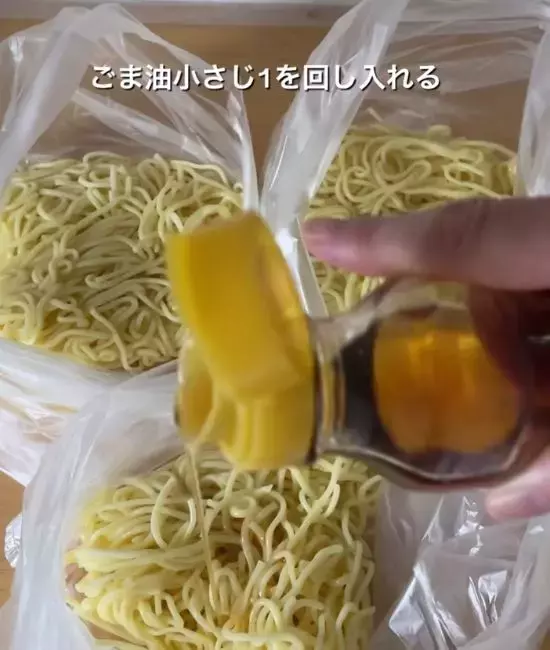 焼きそば麺は具材と一緒に冷凍して！　驚きの裏技に「コレは助かる」「なるほど」
