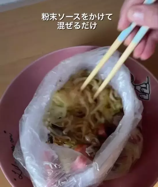 焼きそば麺は具材と一緒に冷凍して！　驚きの裏技に「コレは助かる」「なるほど」