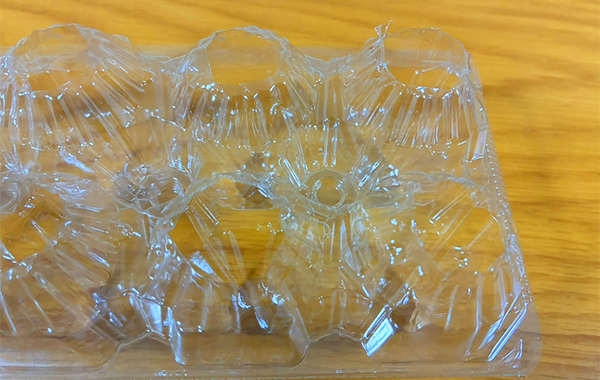 卵パックの『底』をハサミで切ると…　かゆいところに手が届く『収納術』に「今まで損してた！」