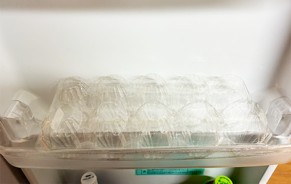 卵パックの『底』をハサミで切ると…　かゆいところに手が届く『収納術』に「今まで損してた！」