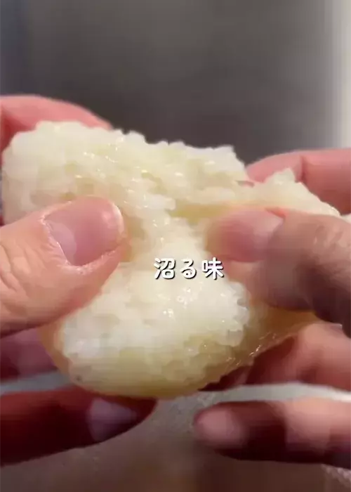 腹持ち重視の『塩むすび』に大反響！　炊飯前に入れたのは…【簡単おにぎりレシピ】