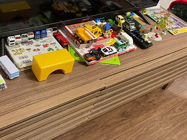 床のトミカの片づけをお願いした母親　3歳の息子の行動に思わず吹き出す