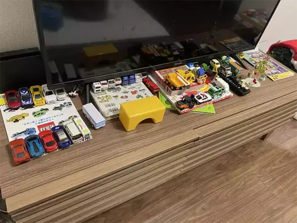 床のトミカの片づけをお願いした母親　3歳の息子の行動に思わず吹き出す