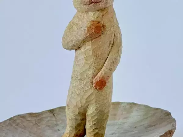 木彫り作品に「表情がいい…」　彫刻家が表現した『猫の女神』がたまらない可愛さ！