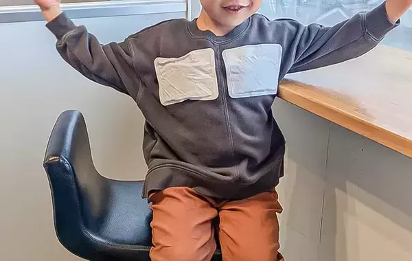 5歳児が2つのカイロを…　なぜか胸に貼る理由に「その発想はなかった！」