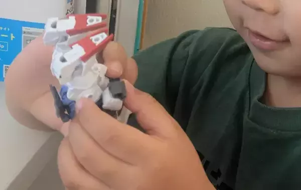 5歳児が2つのカイロを…　なぜか胸に貼る理由に「その発想はなかった！」