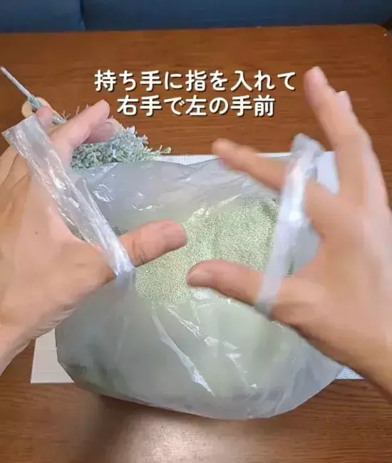 パンパンのビニール袋もサッと結べる！　簡単な裏技に「解くのもラクなんて」