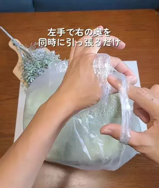 パンパンのビニール袋もサッと結べる！　簡単な裏技に「解くのもラクなんて」