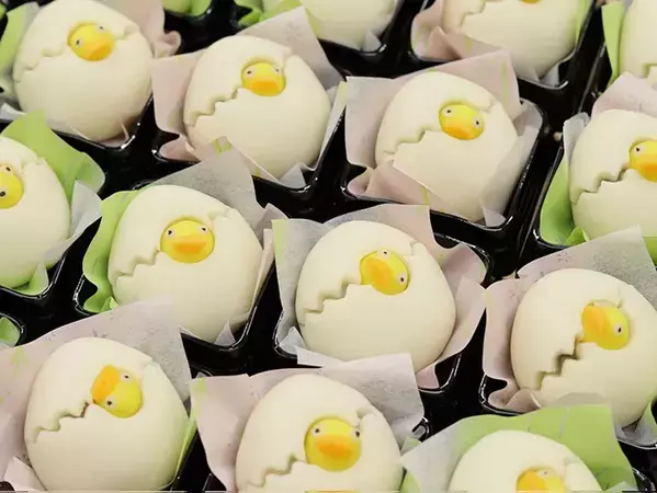 ズラリと並ぶ卵　顔を出すのは…　和菓子職人が生み出したものに「芸が細かい」「表情がたまらん」