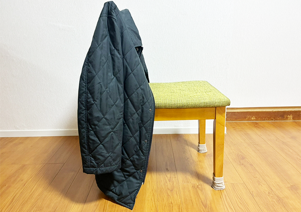 椅子にコートをかける時やってみて！　裾が床につかない『簡単テク』に「目からウロコ」