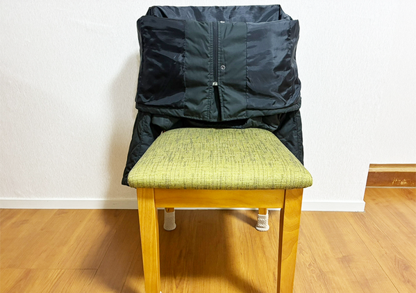 椅子にコートをかける時やってみて！　裾が床につかない『簡単テク』に「目からウロコ」