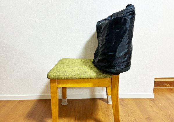 椅子にコートをかける時やってみて！　裾が床につかない『簡単テク』に「目からウロコ」