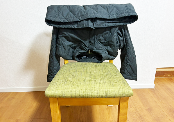 椅子にコートをかける時やってみて！　裾が床につかない『簡単テク』に「目からウロコ」