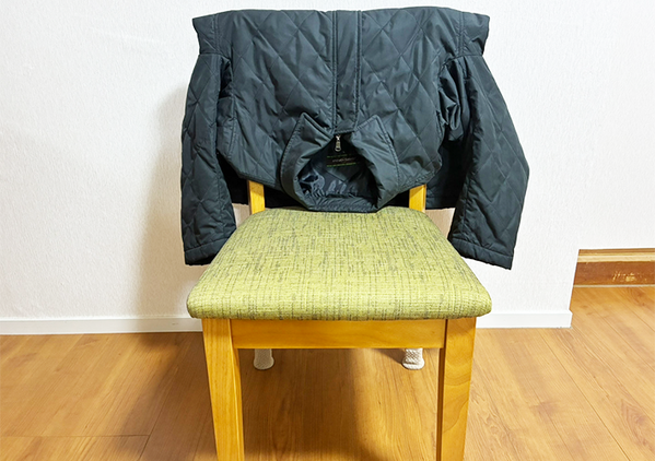 椅子にコートをかける時やってみて！　裾が床につかない『簡単テク』に「目からウロコ」