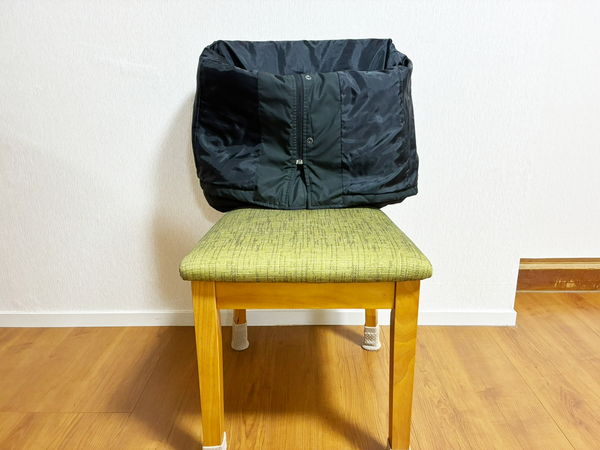 椅子にコートをかける時やってみて！　裾が床につかない『簡単テク』に「目からウロコ」