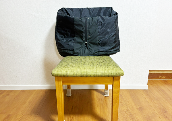 椅子にコートをかける時やってみて！　裾が床につかない『簡単テク』に「目からウロコ」