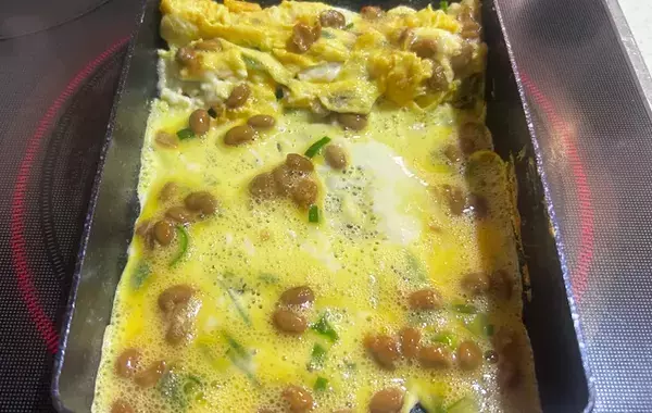 卵に1パック入れたのは？　できたものに「割とアリかも」「家族も大絶賛」