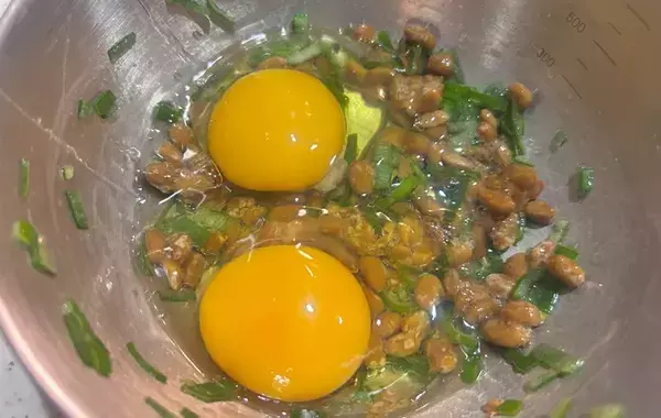 卵に1パック入れたのは？　できたものに「割とアリかも」「家族も大絶賛」