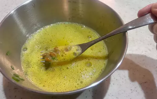 卵に1パック入れたのは？　できたものに「割とアリかも」「家族も大絶賛」