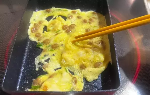 卵に1パック入れたのは？　できたものに「割とアリかも」「家族も大絶賛」