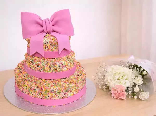 夫が4時間かけた『カラースプレーケーキ』に「童心にぶっ刺さる」「訳が分からない」