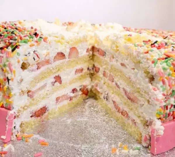 夫が4時間かけた『カラースプレーケーキ』に「童心にぶっ刺さる」「訳が分からない」