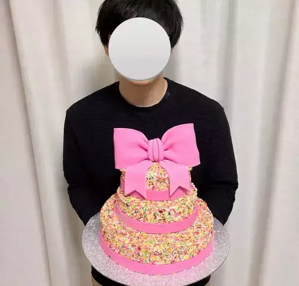 夫が4時間かけた『カラースプレーケーキ』に「童心にぶっ刺さる」「訳が分からない」