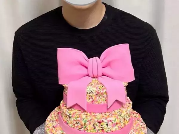 夫が4時間かけた『カラースプレーケーキ』に「童心にぶっ刺さる」「訳が分からない」