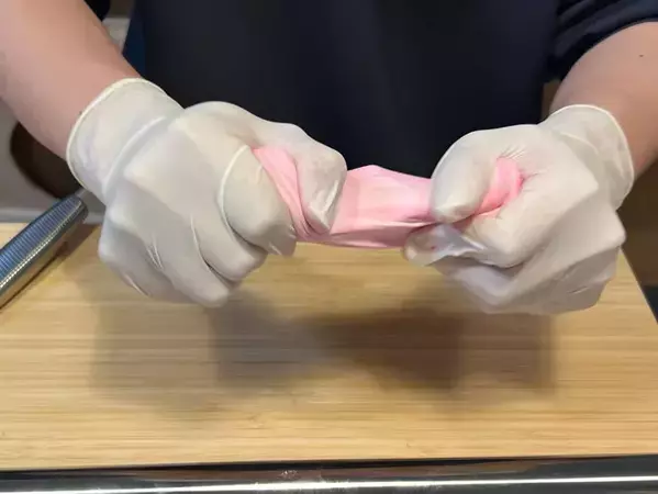 夫が4時間かけた『カラースプレーケーキ』に「童心にぶっ刺さる」「訳が分からない」