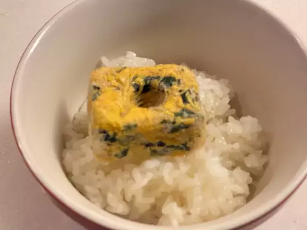 カップスープをご飯にのせて…？　まさかの活用法に「しみるわ～」「体調悪い時でも食べられそう」