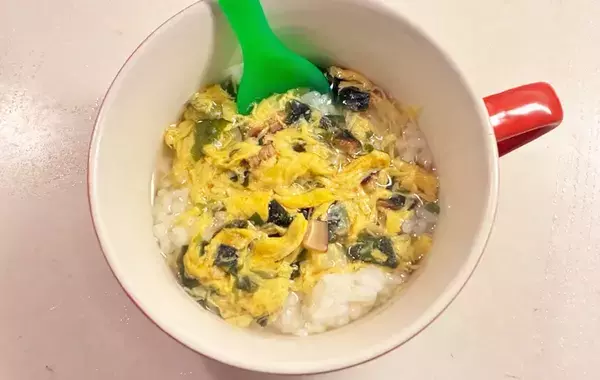 カップスープをご飯にのせて…？　まさかの活用法に「しみるわ～」「体調悪い時でも食べられそう」