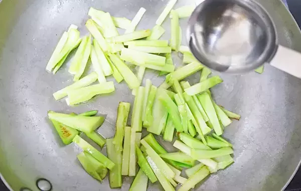 ブロッコリーの茎、捨てないで！　思わぬ食べ方に「夫が感心」「食感いい！」