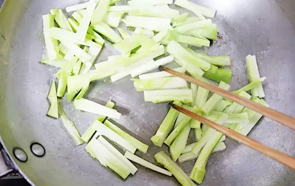 ブロッコリーの茎、捨てないで！　思わぬ食べ方に「夫が感心」「食感いい！」