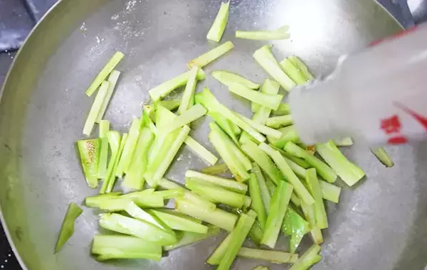 ブロッコリーの茎、捨てないで！　思わぬ食べ方に「夫が感心」「食感いい！」