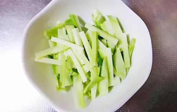 ブロッコリーの茎、捨てないで！　思わぬ食べ方に「夫が感心」「食感いい！」