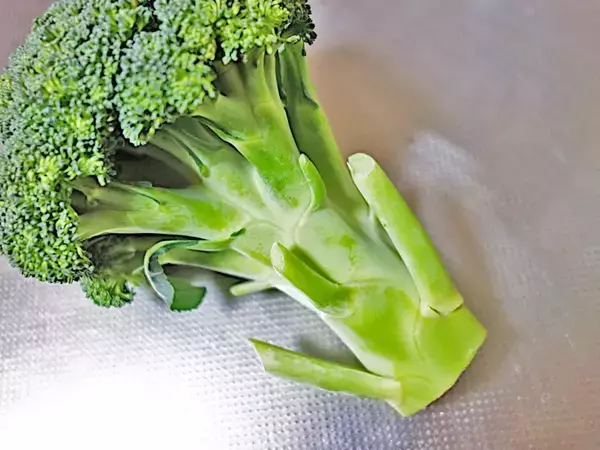 ブロッコリーの茎、捨てないで！　思わぬ食べ方に「夫が感心」「食感いい！」