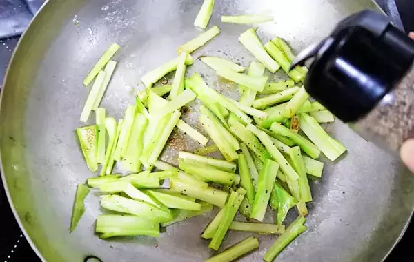 ブロッコリーの茎、捨てないで！　思わぬ食べ方に「夫が感心」「食感いい！」