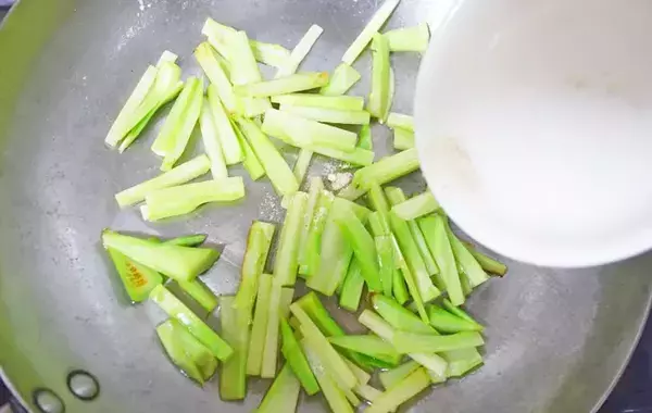 ブロッコリーの茎、捨てないで！　思わぬ食べ方に「夫が感心」「食感いい！」